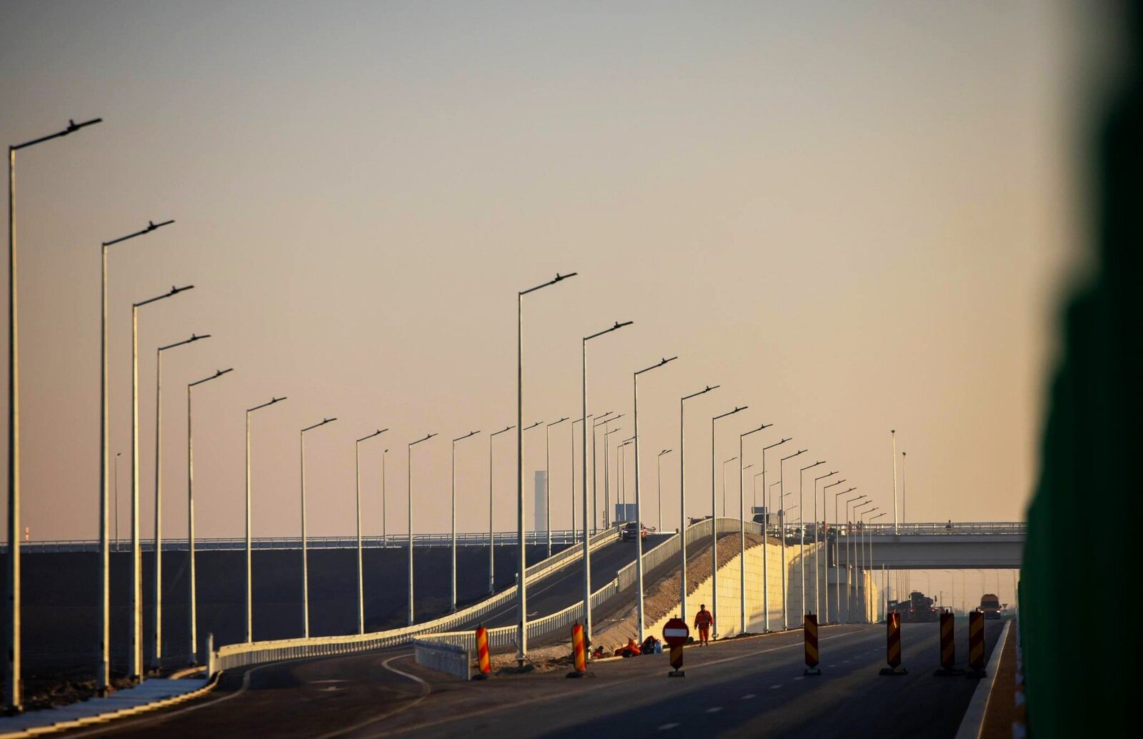 Autostrada A7 între București și Adjud se extinde la 195 km deschiși traficului după inaugurarea a aproape 49 km noi, dar întârzierile persistă; atenție: lipsa facilităților de servicii pe segmentul dintre Buzău și Adjud