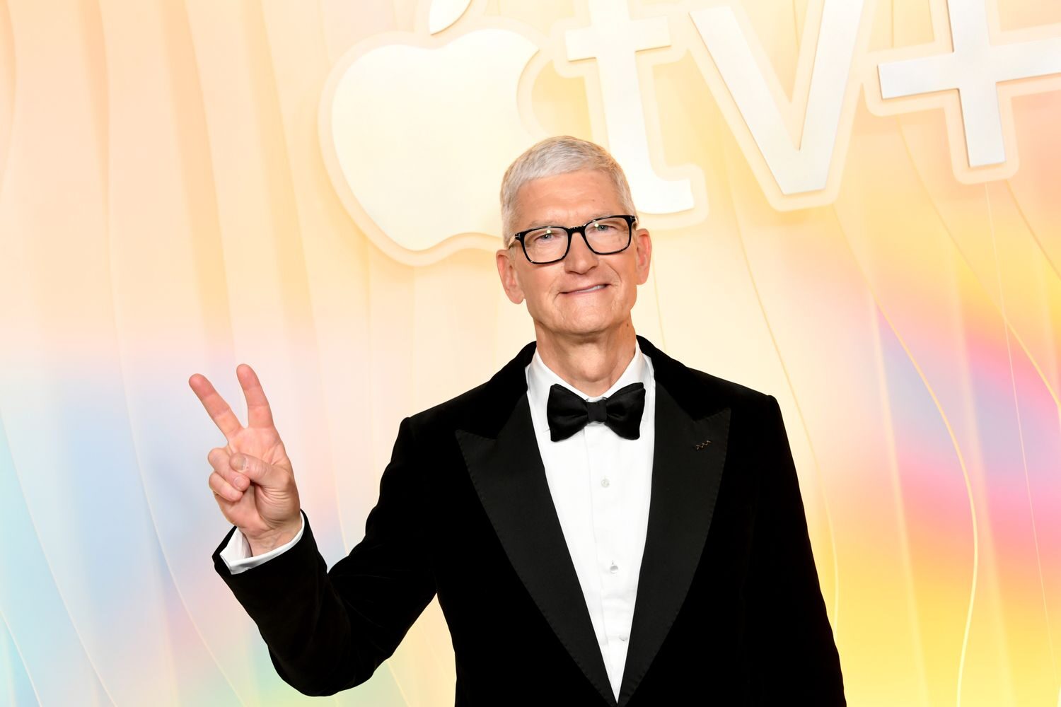 Acțiunile Nike cresc astăzi datorită CEO-ului Apple, Tim Cook.