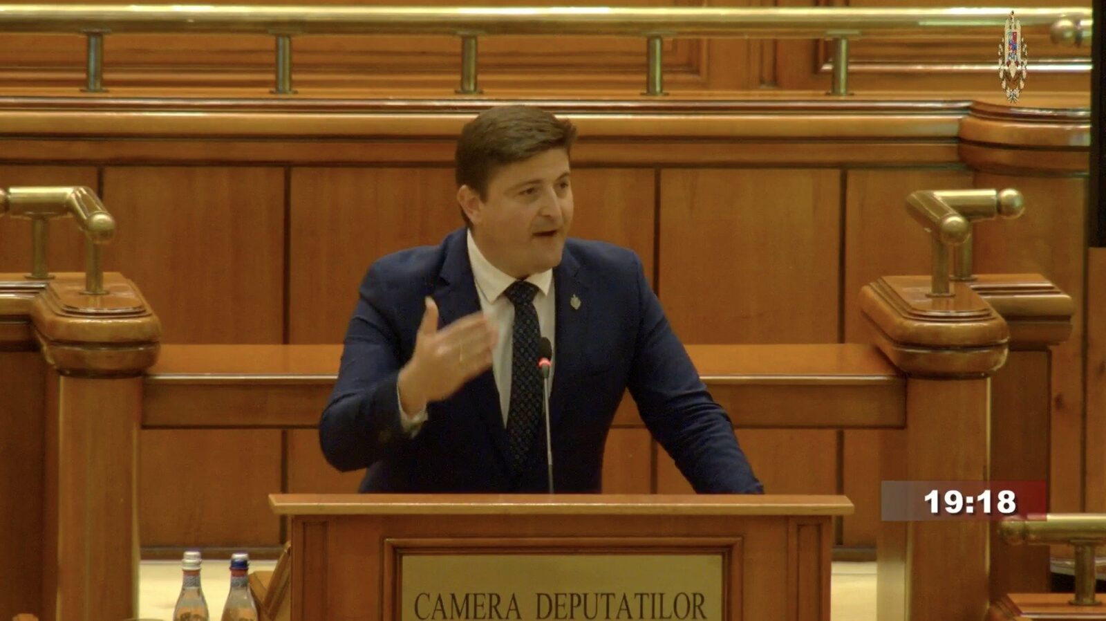 USR în ofensivă: Depunerea unei cereri pentru înlăturarea judecătorilor CCR care blochează procesul legislativ Deputatul USR Alexandru Dimitriu a anunțat recent intenția partidului de a depune o cerere oficială pentru încetarea mandatului a patru judecători ai Curții Constituționale, acuzați de boicotarea deliberată a ședințelor și blocarea adoptării unei decizii esențiale privind eliminarea pensiilor speciale