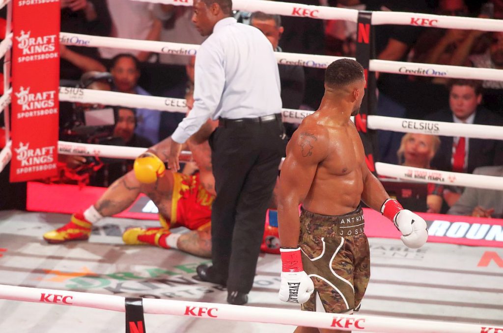 KO în runda 6! Anthony Joshua i-a făcut o fractură dublă de mandibulă lui Jake Paul, în lupta de 200 de milioane $