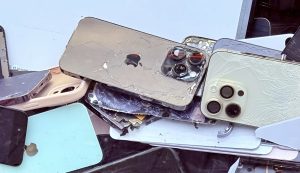 Valuri de plecări, confuzie în strategia AI și incertitudinea privind viitorul lui Tim Cook