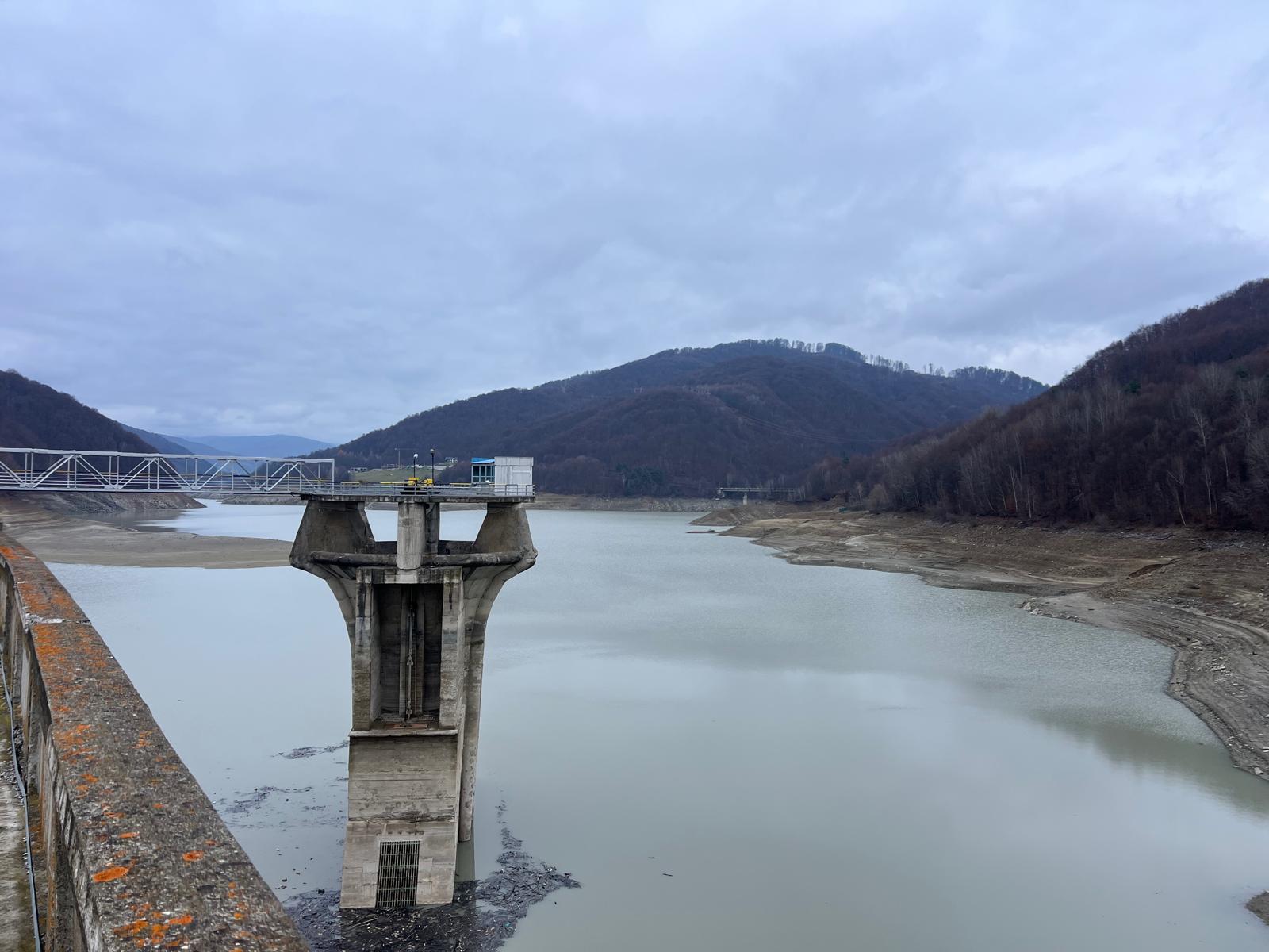 Hidrologul Daniel Diaconu avertizează asupra riscului critic al resurselor de apă din zona Prahova-Doftana și a barajului Paltinu, România aproape de limita de stres hidric stabilită de ONU, cu exemple din Praid și Cernavodă și necesitatea unei strategii pentru evitarea crizelor de apă