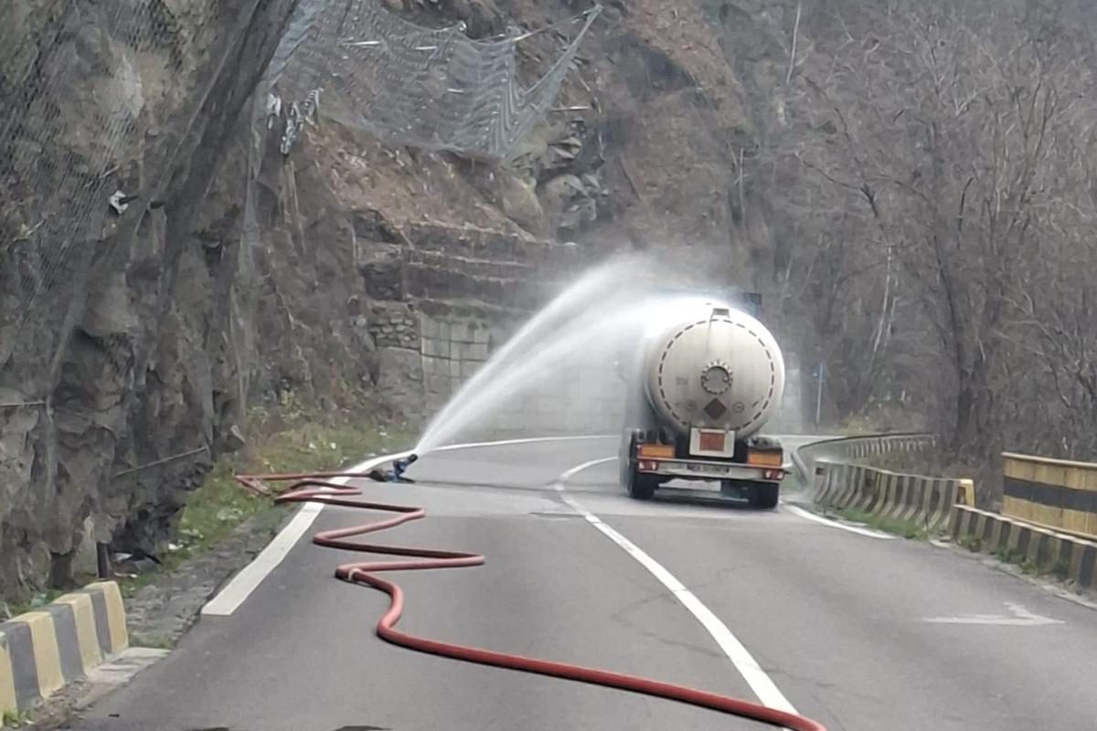 Valea Oltului, blocată. O cisternă cu GPL are pierderi de gaze. Imagini cu intervenția de urgență a pompierilor