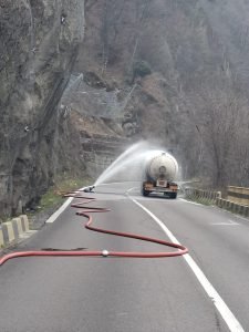 Blocat în Valea Oltului: cisternă GPL cu scurgeri de gaze. Intervenția pompierilor în imagini.