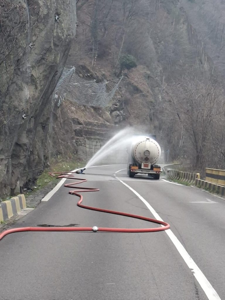 Valea Oltului, blocată. O cisternă cu GPL are pierderi de gaze. Imagini cu intervenția de urgență a pompierilor