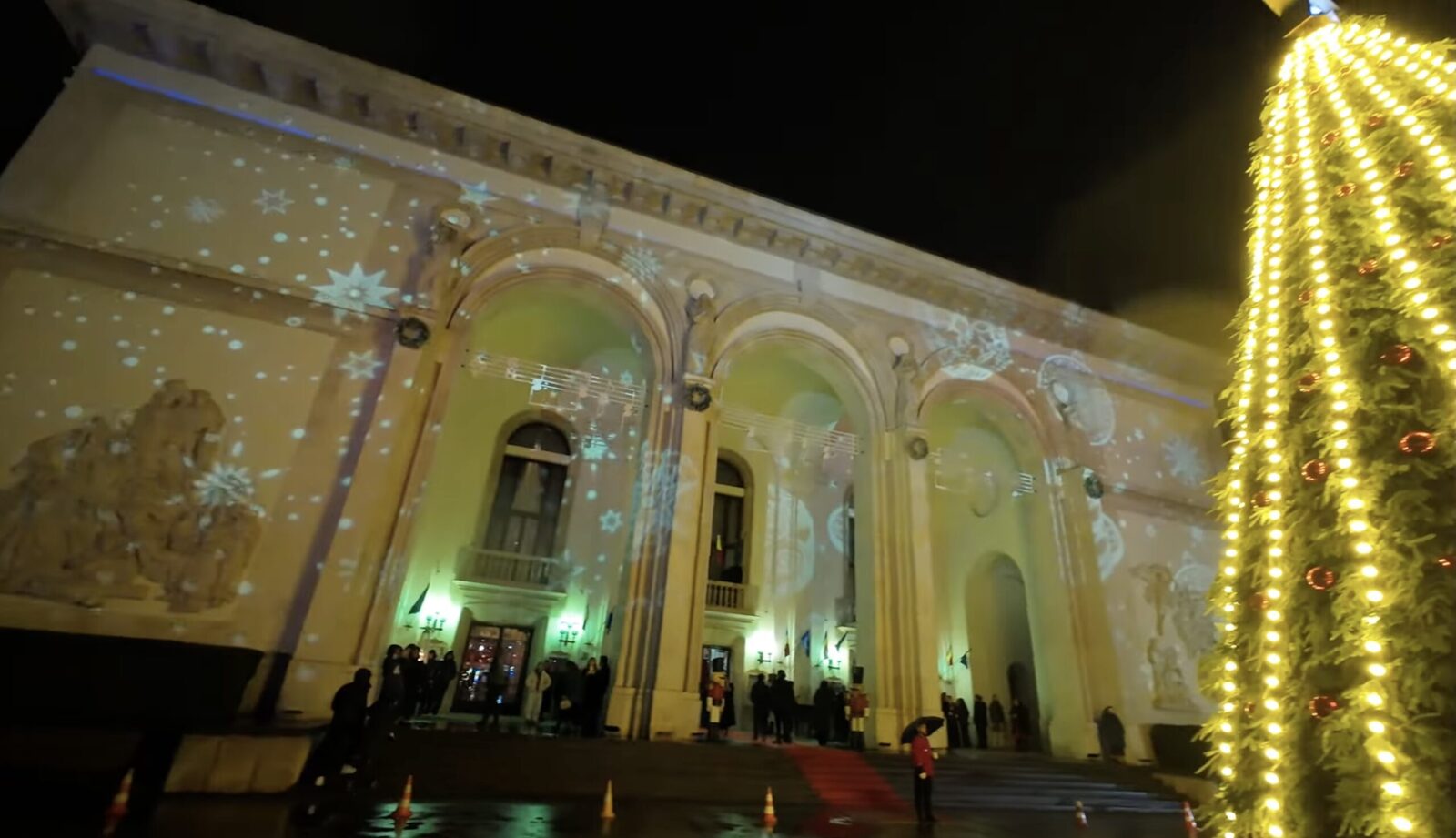 Târgul de Crăciun al Operei din București: Soprana Leontina Văduva și pianistul Cătălin Răducanu susțin un recital pe esplanada instituției