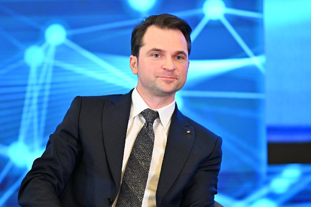 Burduja: Competența conducătorilor publici din România este într-o continuă și