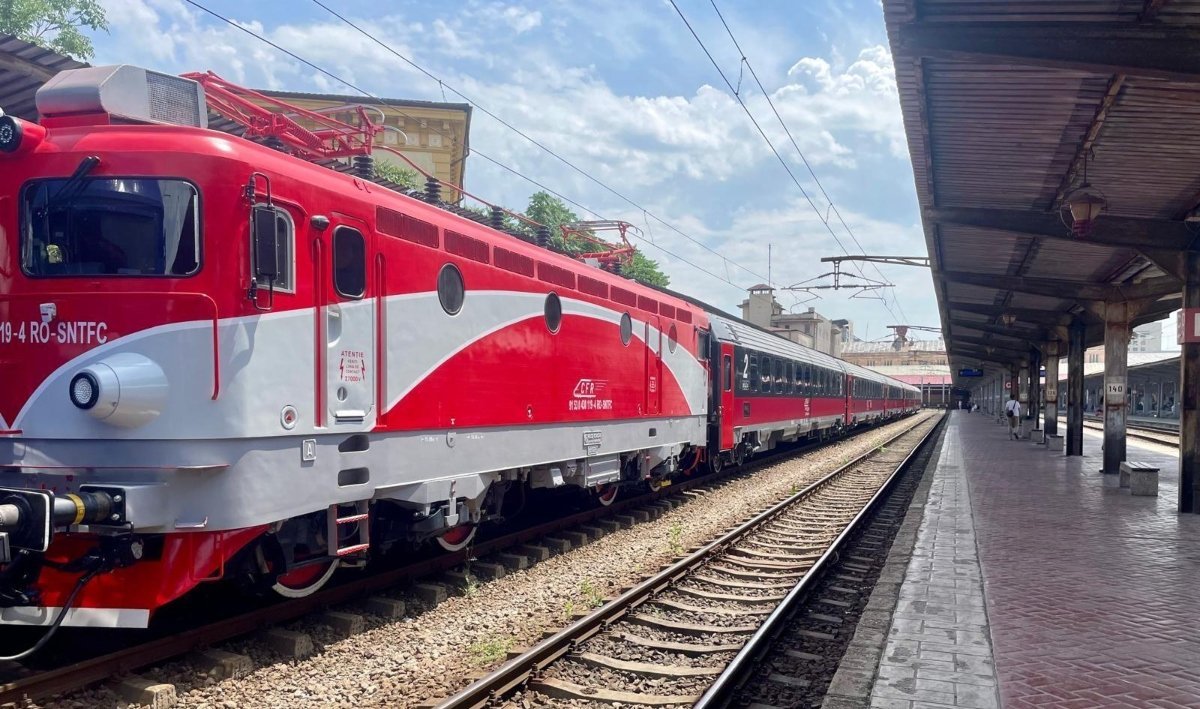 [ad_1] Reduceri în serviciul feroviar: CFR Călători simplifică rutele Intercity către Moldova Schimbări importante în devenirea trenurilor către Suceava și Iași CFR Călători anunță o reformulare a serviciilor de tren Intercity pe direcțiile București – Suceava și București – Iași, începând cu data de 14 decembrie 2025, odată cu intrarea în vigoare a Mersului Trenurilor 2025–2026