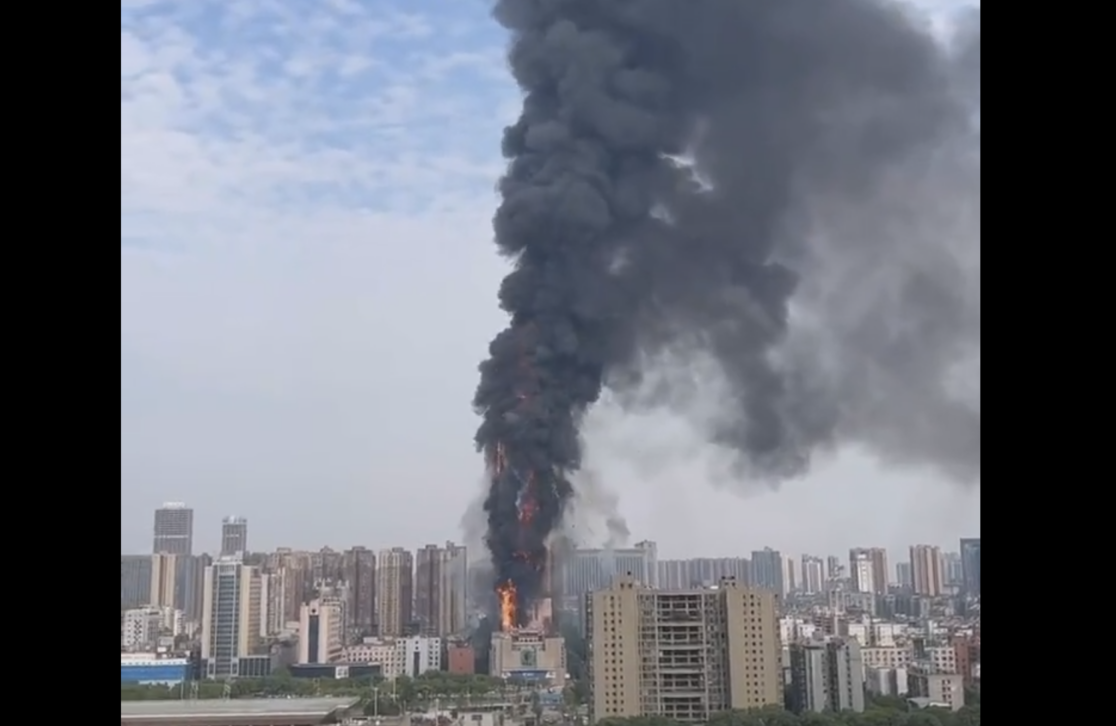 [ad_1] Douăsprezece persoane și-au pierdut viața într-un incendiu care a izbucnit într-un bloc de apartamente din orașul Shantou, situat în provincia sudică Guangdong, conform unei relatări a mass-media de stat, citată de agenția AFP