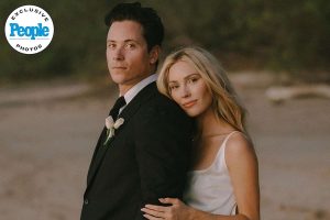 Cassie Randolph, absolventă, se căsătorește cu Brighton Reinhardt într-o ceremonie în Costa Rica (exclusiv)