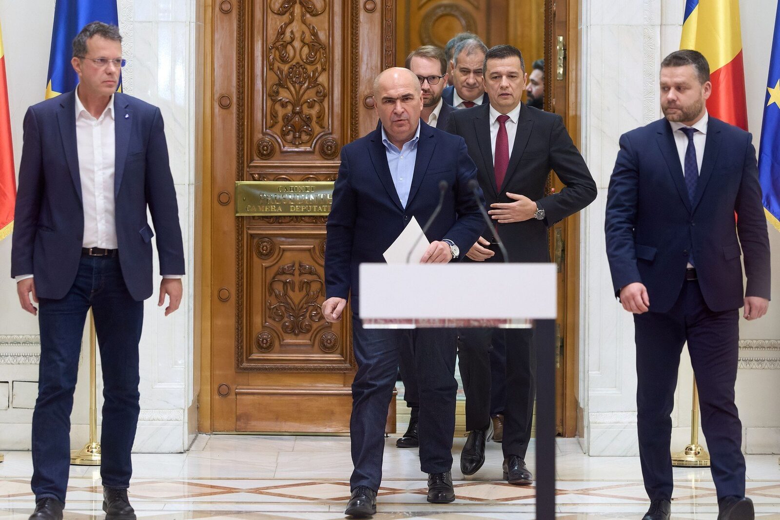 [ad_1] După discuții prelungite, liderii PSD, PNL, USR, UDMR și ai grupului Minorităților Naționale au ajuns recent la un acord semnificativ care include creșterea salariului minim și îmbunătățiri fiscale pentru companii