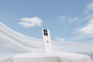 Motorola Edge 70 în ediție limitată, culoarea Pantone 2026, decorată cu cristale Swarovski