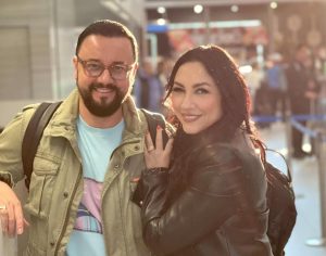 Concert live în avion cu Andra, gest care a generat controverse printre fani – VIDEO