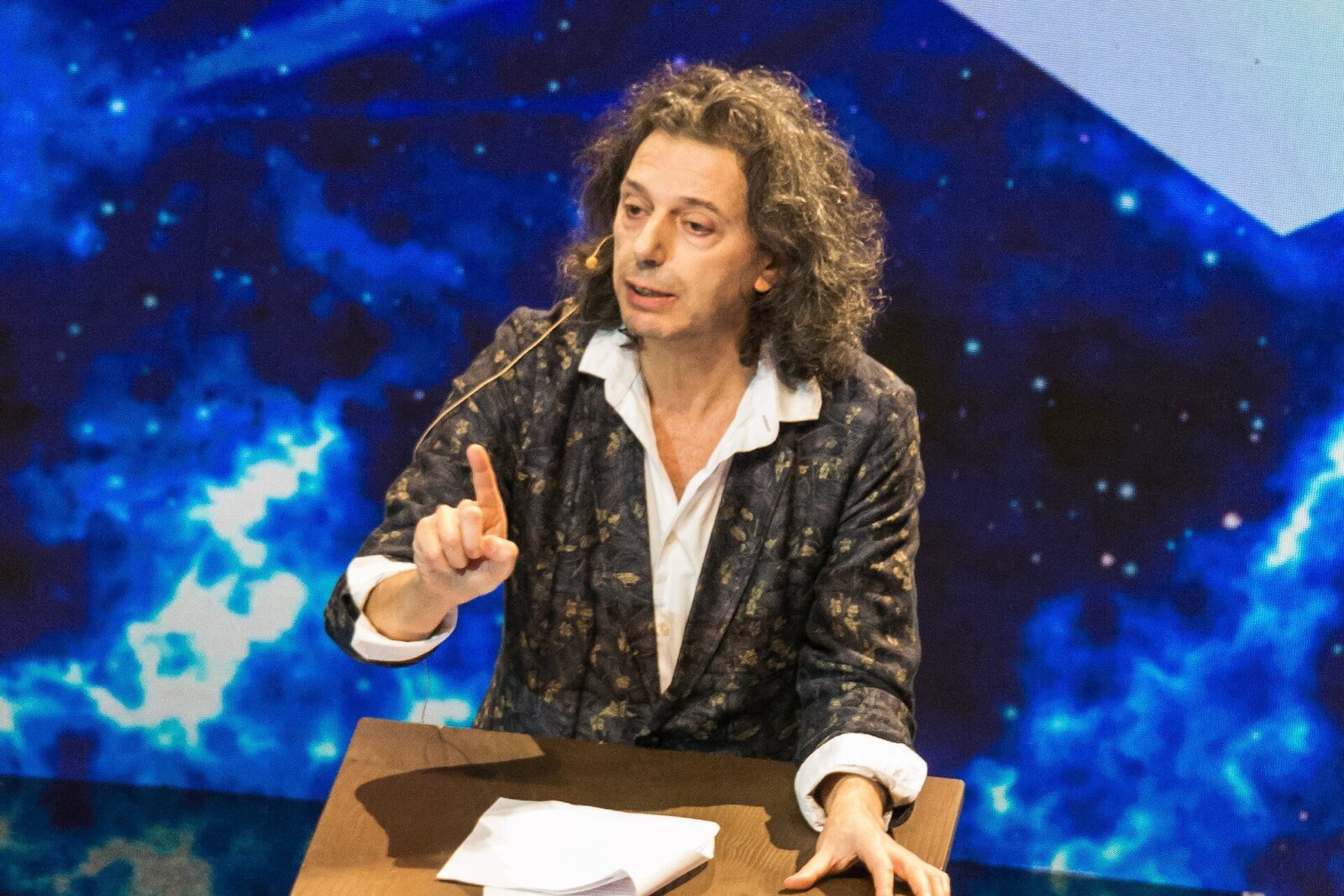 [ad_1] Filosoful francez Eric Sadin a atras atenția asupra impactului tot mai accentuat al inteligenței artificiale (AI) asupra societății și culturii, solicitând măsuri urgente pentru protejarea valorilor umane