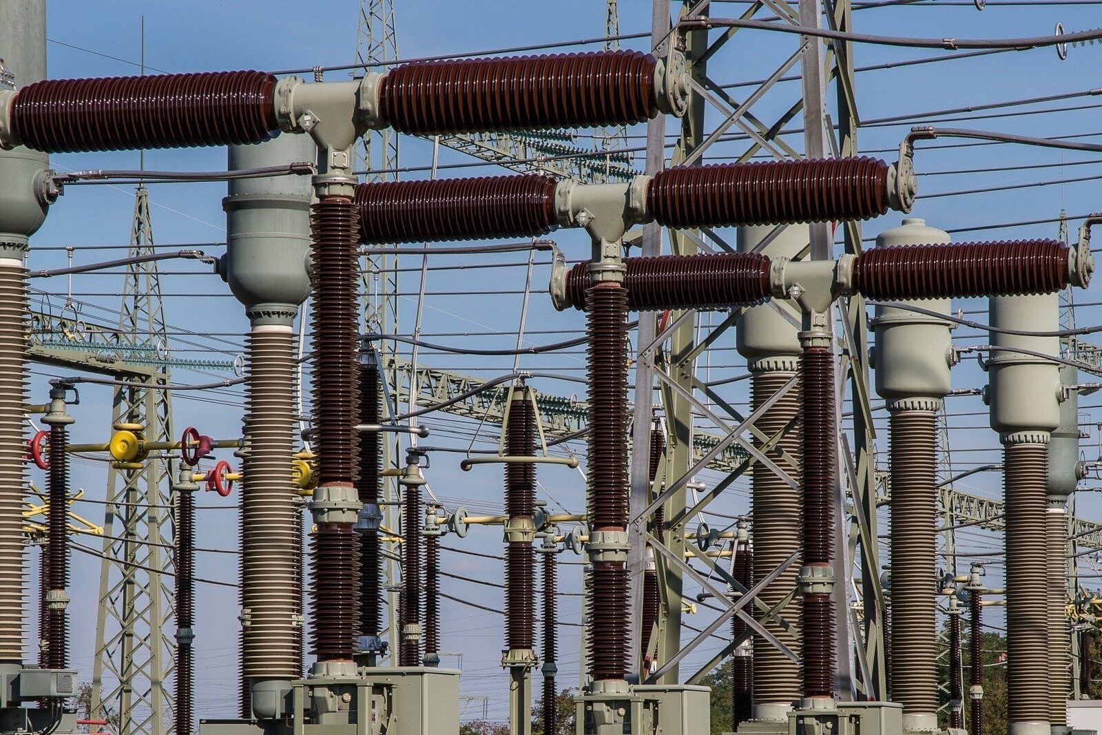 Uniunea Europeană intenționează să accelereze dezvoltarea rețelelor electrice transfrontaliere pentru a diminua costurile la energie electrică