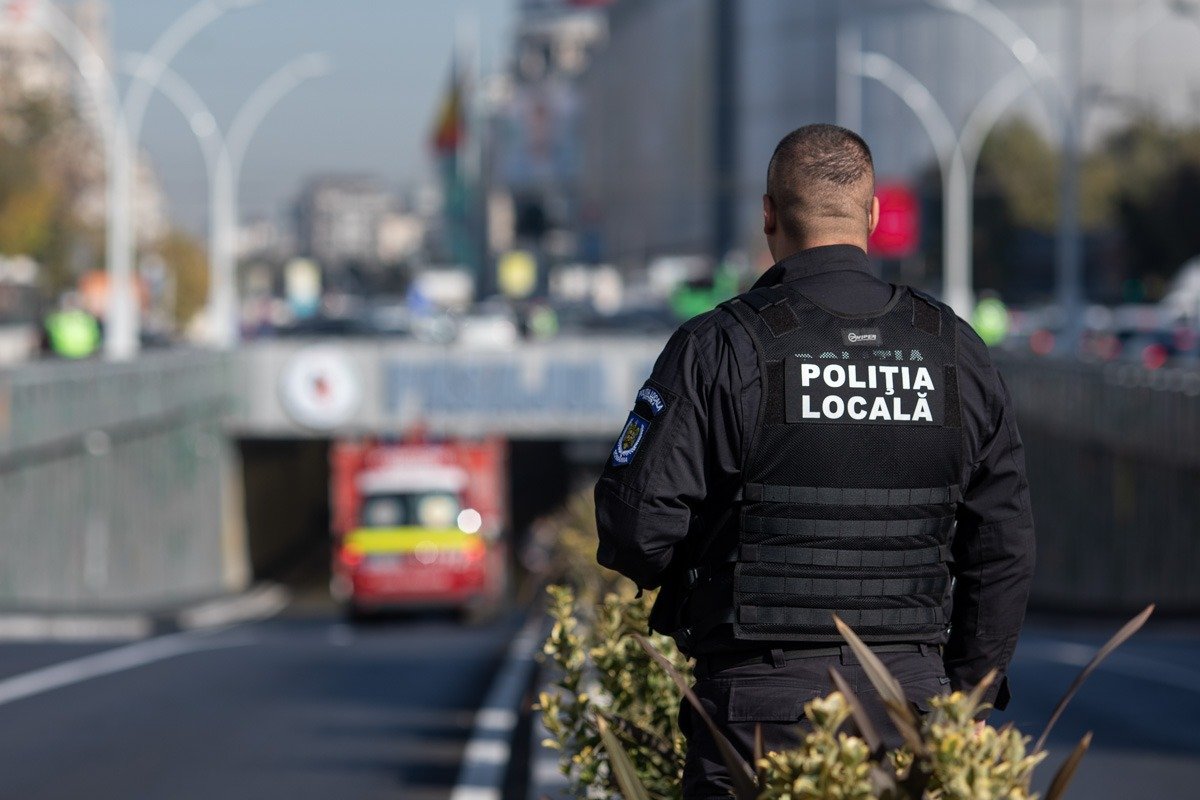 Polițist local din Arad acuzat de purtare abuzivă și agresiune care a dus la deces, în timp ce un alt agent este judecat pentru tortură în același incident