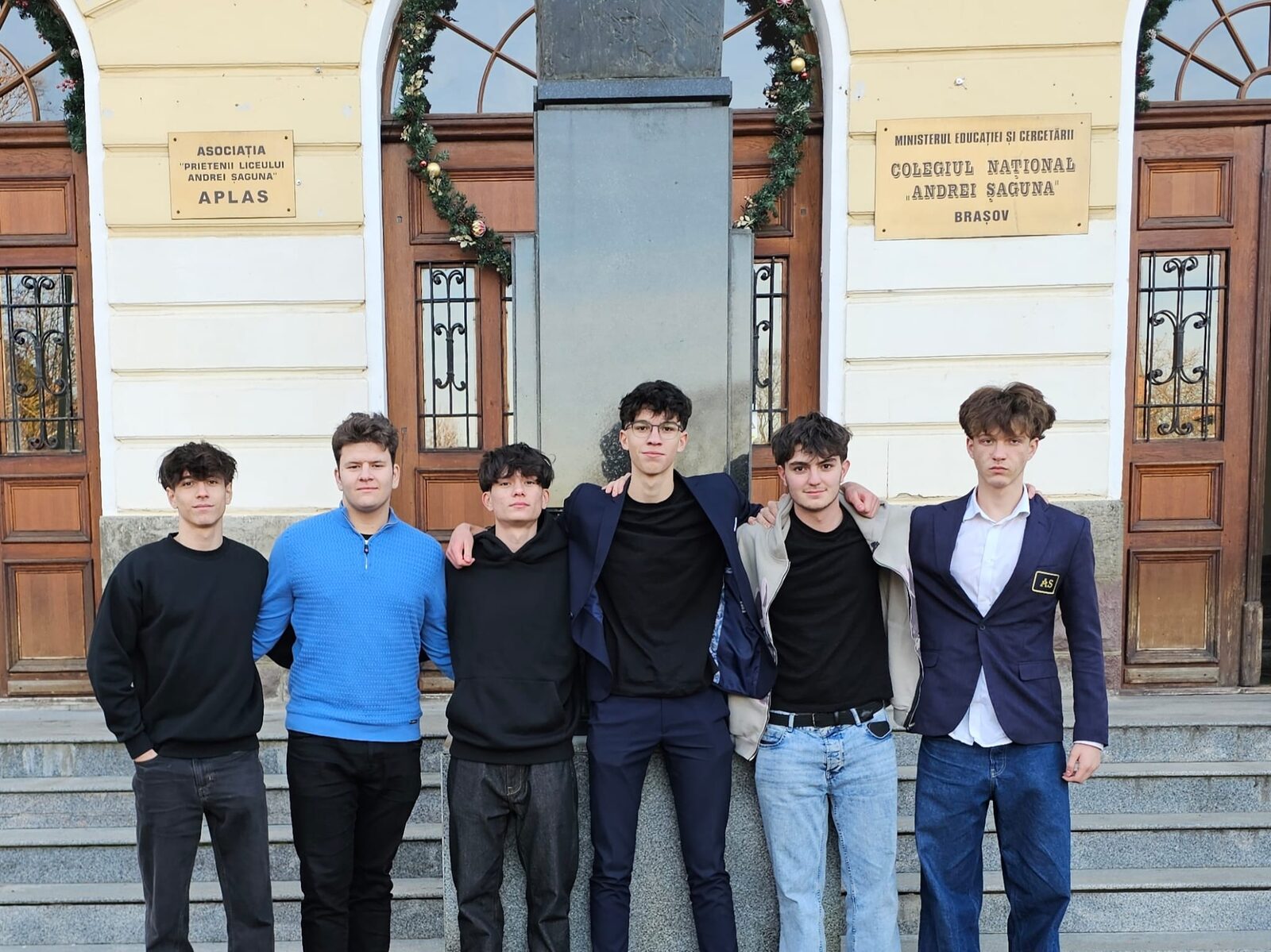 Șase elevi de la Colegiul „Andrei Șaguna” din Brașov au obținut calificarea la o competiție internațională organizată de Formula 1, echipa lor creând de la zero un model miniatural de monopost de curse