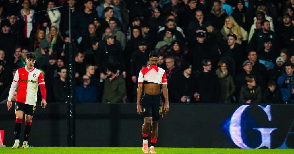 LEES TERUG: Feyenoord ligt uit de beker door in eigen huis te verliezen van SC Heerenveen (2-3)