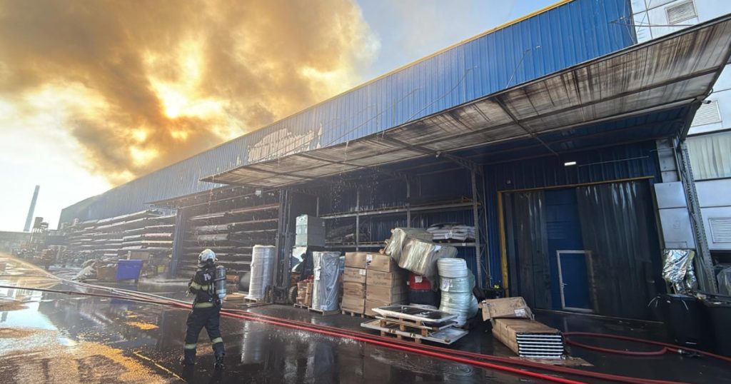 Incendiu puternic în Capitală. Arde un depozit cu materiale sanitare din sectorul 6