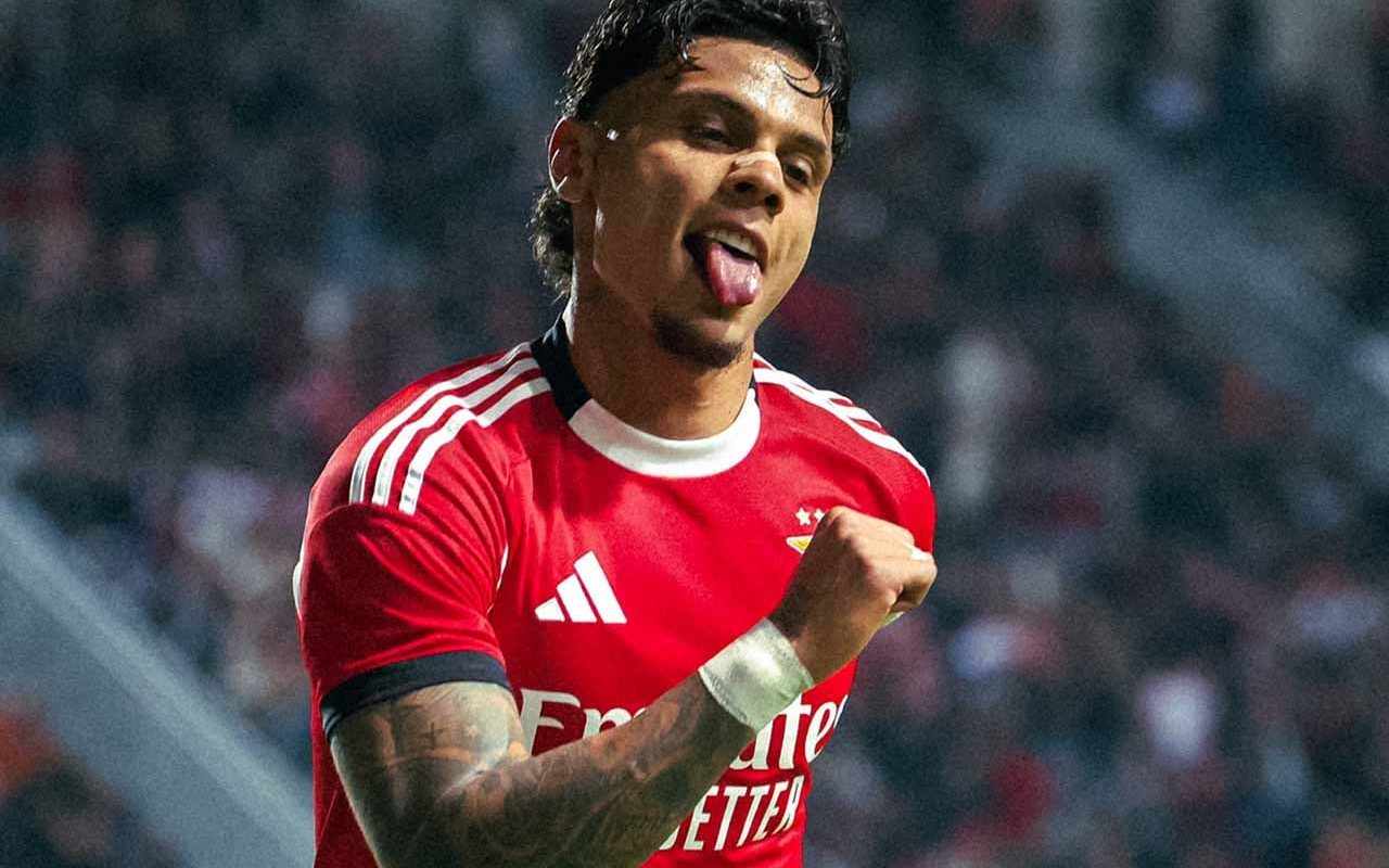 Richard Ríos anotou o primeiro gol benfiquista no triunfo diante do Farense