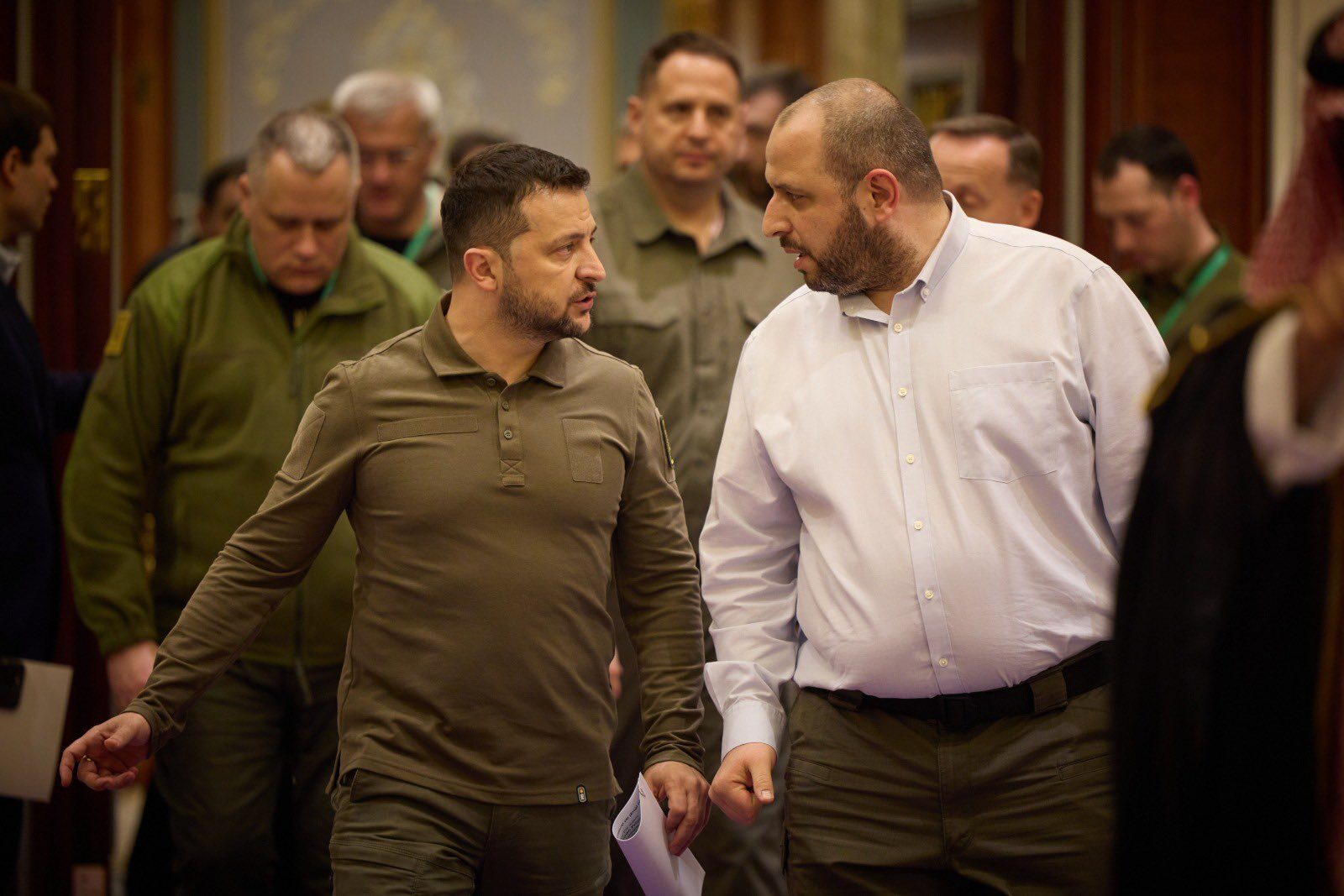 [ad_1] Președintele ucrainean Volodimir Zelenski se află sub o presiune tot mai mare din partea oficialilor americani pentru a face concesii semnificative, inclusiv asupra unor teritorii, în cadrul planului de pace propus de fostul președinte Donald Trump