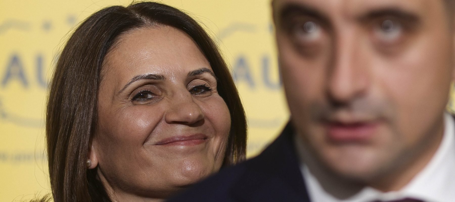 Confruntarea sondajelor înaintea alegerilor: Anca Alexandrescu, susținută de extrema AUR, apare pentru prima dată în frunte, depășind cu 0,1% pe Daniel Băluță de la PSD, conform unui sondaj Atlasintel citat de Hotnews, în contrast cu un alt sondaj al Agendei-CURS care o plasează pe Băluță în frunte cu o diferență de 9%.