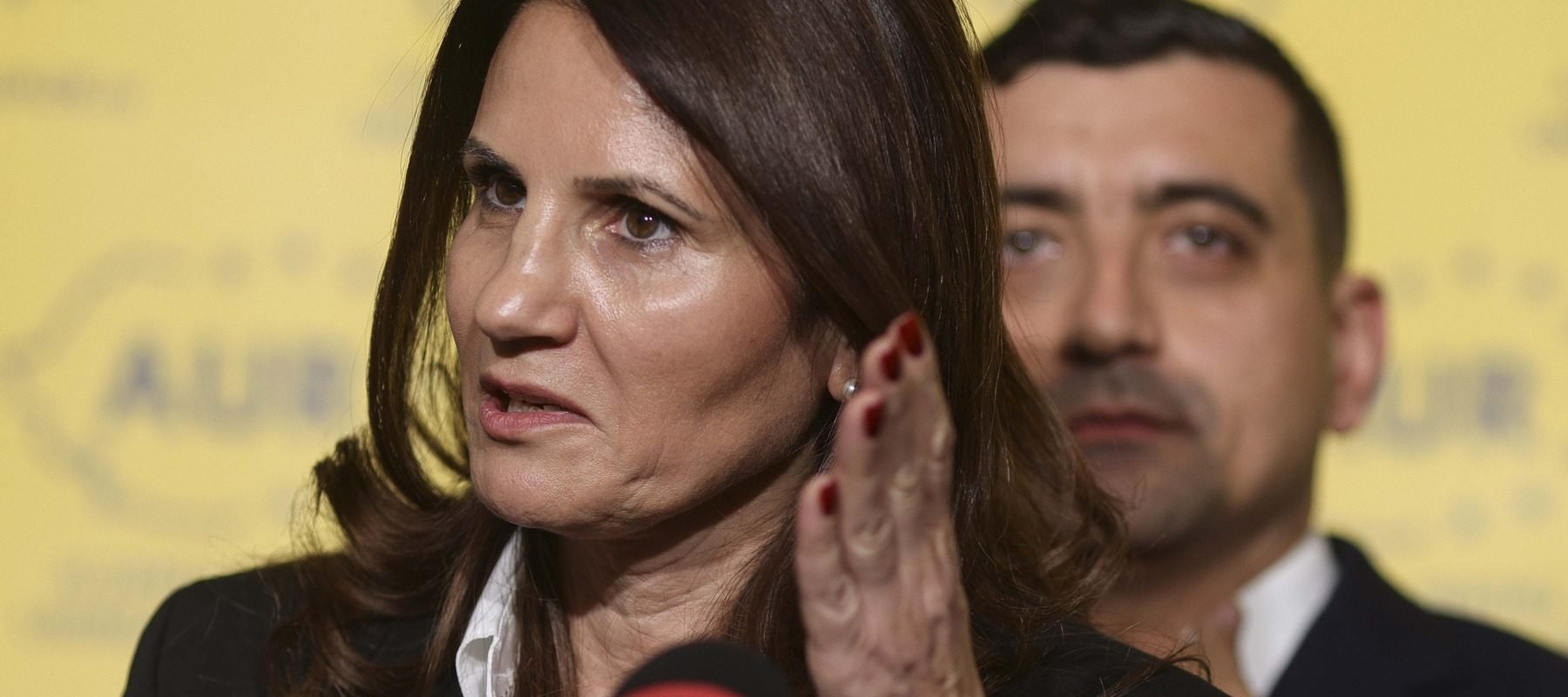 Candidata sprijinită de AUR pentru Primăria Capitalei primește un salariu de aproximativ 28.000 de lei lunar de la o publicație de știri și nu menționează existența vreunui cont bancar