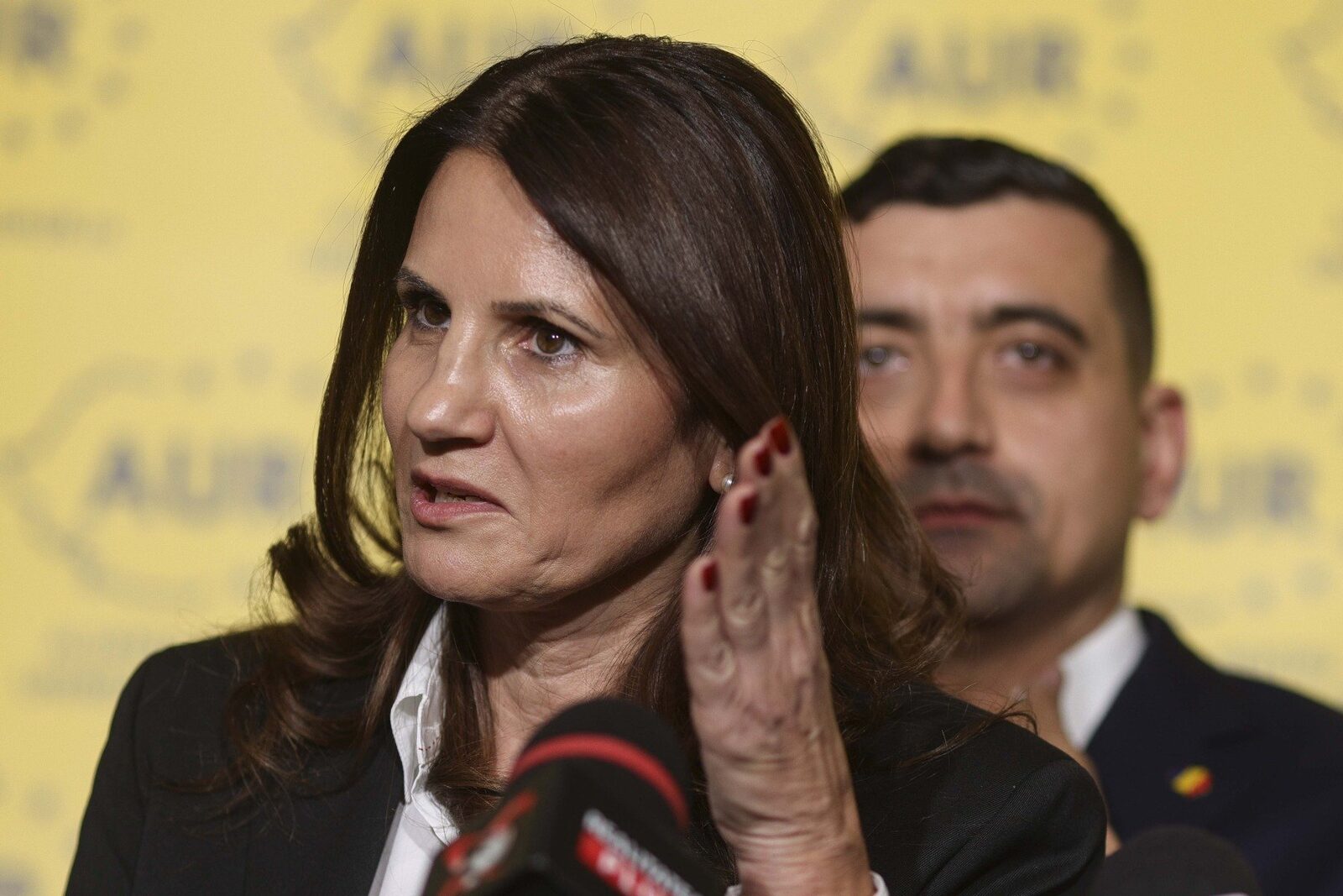 Candidata sprijinită de AUR pentru Primăria Capitalei primește un salariu de aproximativ 28.000 de lei lunar de la o publicație de știri și nu menționează existența vreunui cont bancar