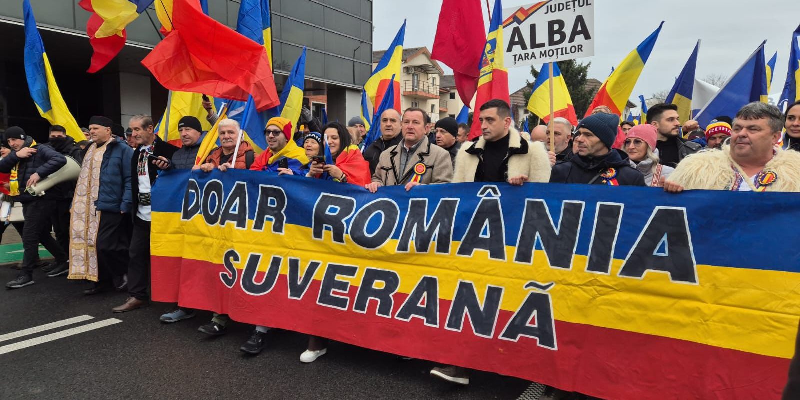 Proteste distincte organizate de suveraniștii Călin Georgescu și George Simion la Alba Iulia / Primele incidente au fost raportate / Premierul Bolojan este așteptat la Alba / Președintele Nicușor Dan va participa la ceremonia de la Arcul de Triumf.