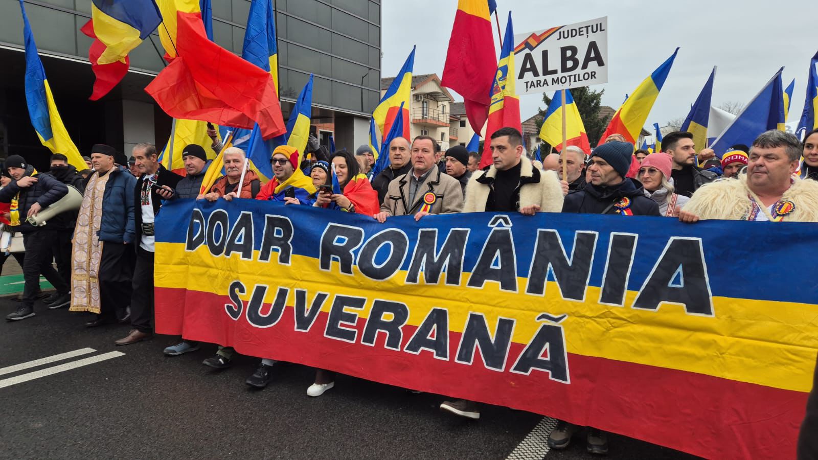 Proteste distincte organizate de suveraniștii Călin Georgescu și George Simion la Alba Iulia / Primele incidente au fost raportate / Premierul Bolojan este așteptat la Alba / Președintele Nicușor Dan va participa la ceremonia de la Arcul de Triumf.