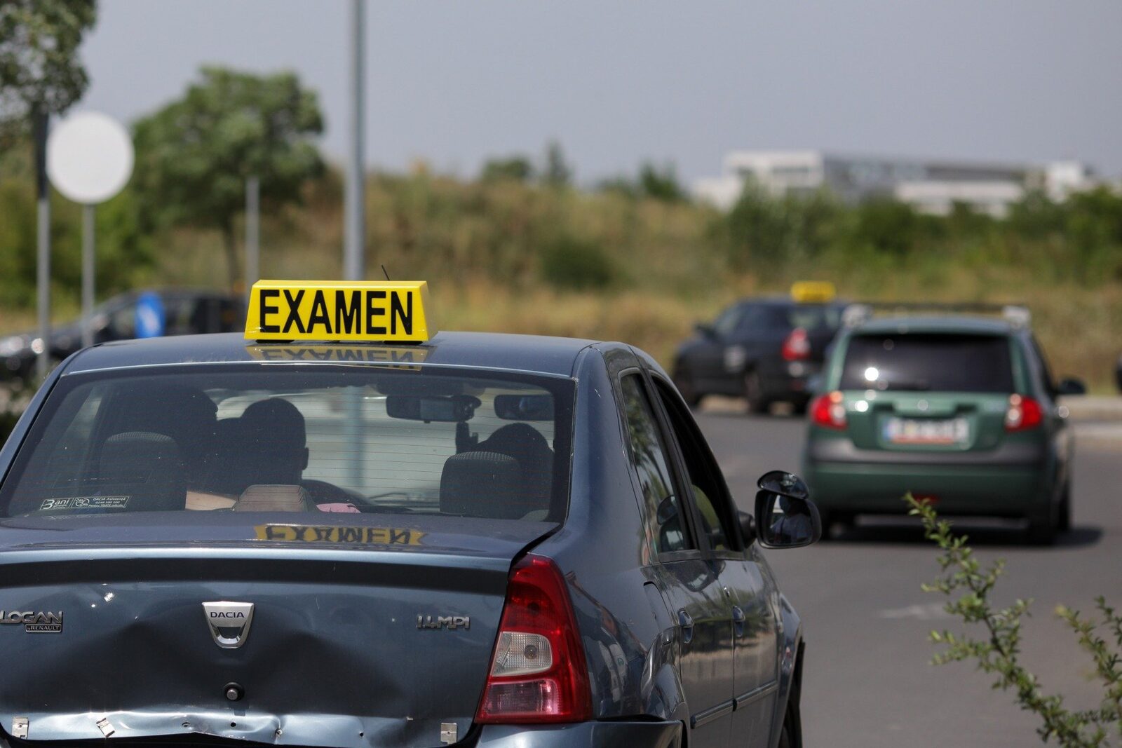 Legea recent adoptată permite obținerea permisului de conducere pentru anumite categorii fără susținerea examenului teoretic