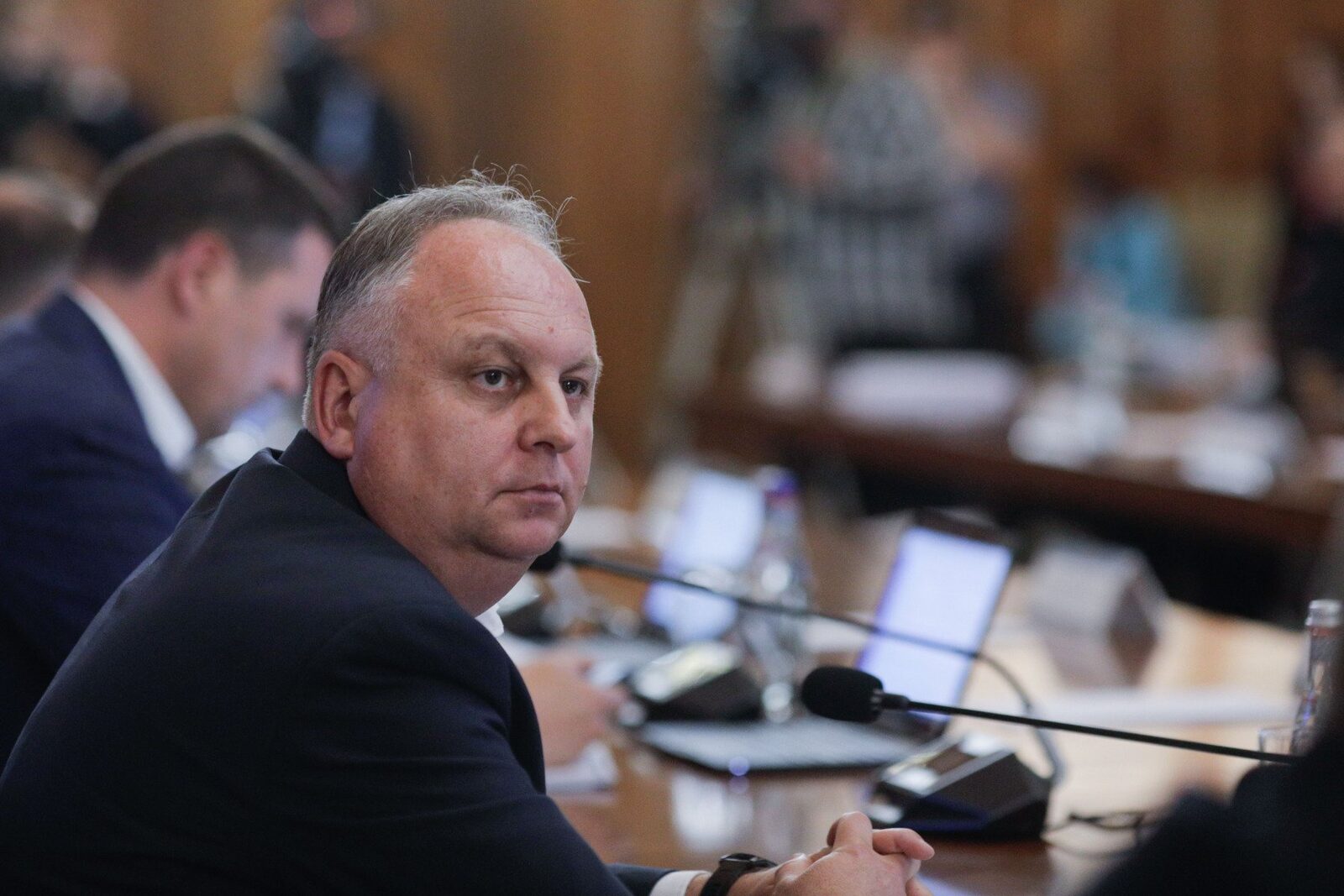 Flavius Nedelcea, fost oficial în Ministerul Economiei, și foști conducători ai Protecției Consumatorului, chemați în instanță pentru abuz în serviciu, instigare și șantaj; Nedelcea acuzat că ar fi intervenit pentru o numire favorizată de politicieni pentru a-și satisface intereselor personale