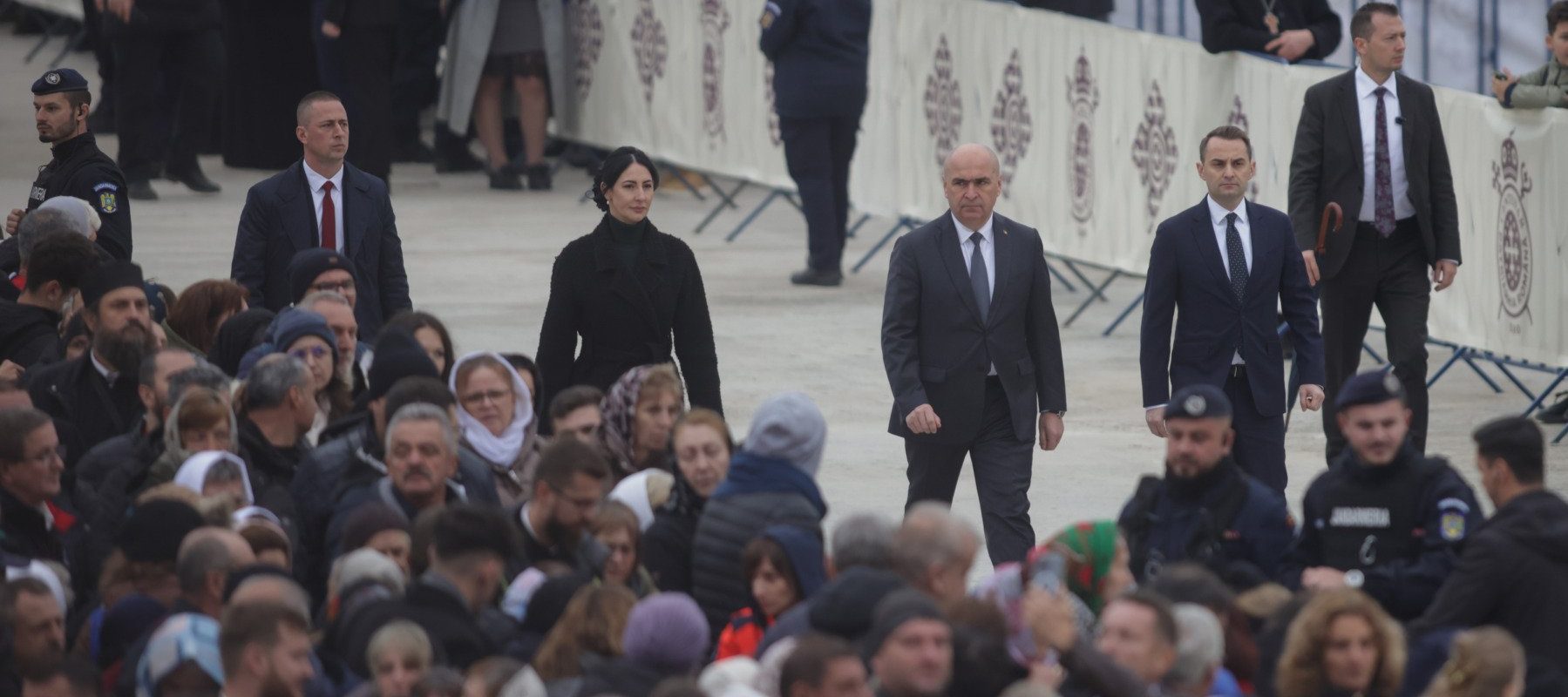 Reacția primarului din Alba Iulia la huiduielile pentru Ilie Bolojan: Organizatorii nu vor mai primi aprobare pentru manifestări de Ziua Națională, considerând păcat ca atâția oameni frumoși să fie opriți de huiduieli