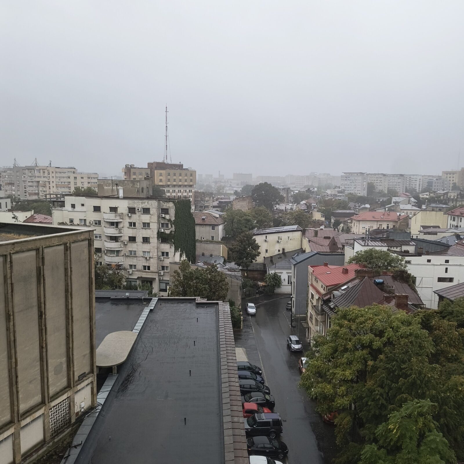 [ad_1] Vreme nefavorabilă la București în acest weekend, cu temperaturi peste media sezonului Vreme înnorată și temperaturi mai ridicate față de normal, chiar și în condiții de ploaie slabă Vineri, 5 decembrie: Cer înnorat, cu temperaturi peste valorile tipice acestei perioade