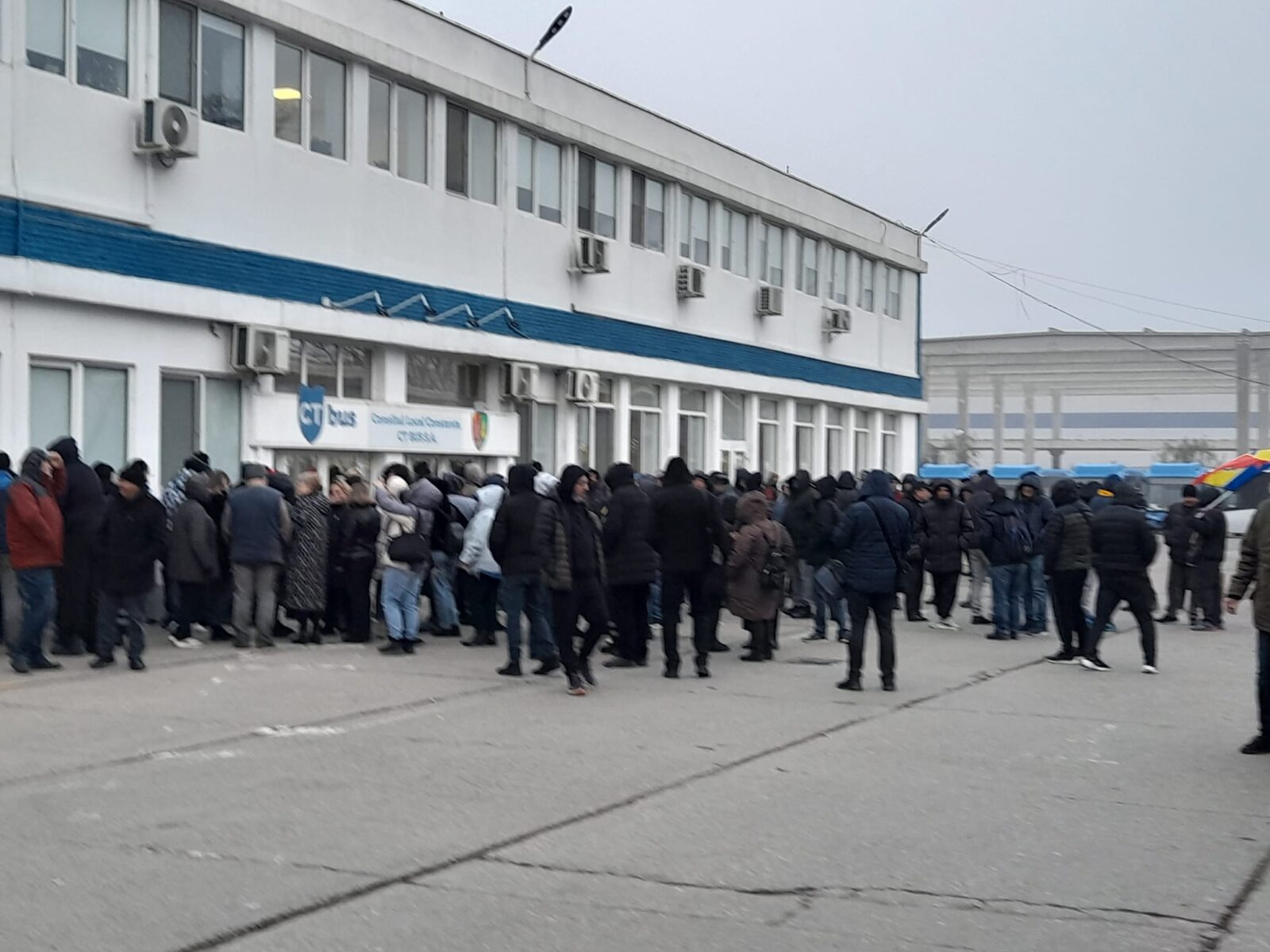 CONTRAST | CONSTANȚA: Protest neanunțat la CT Bus. Reluarea activității depinde de demisia lui Fănel Popa și Inna Bela.