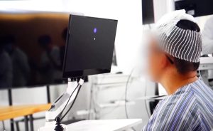 Bărbat paralizat controlează scaunul și dispozitivele cu mintea, la cinci zile după implantul cerebral în China