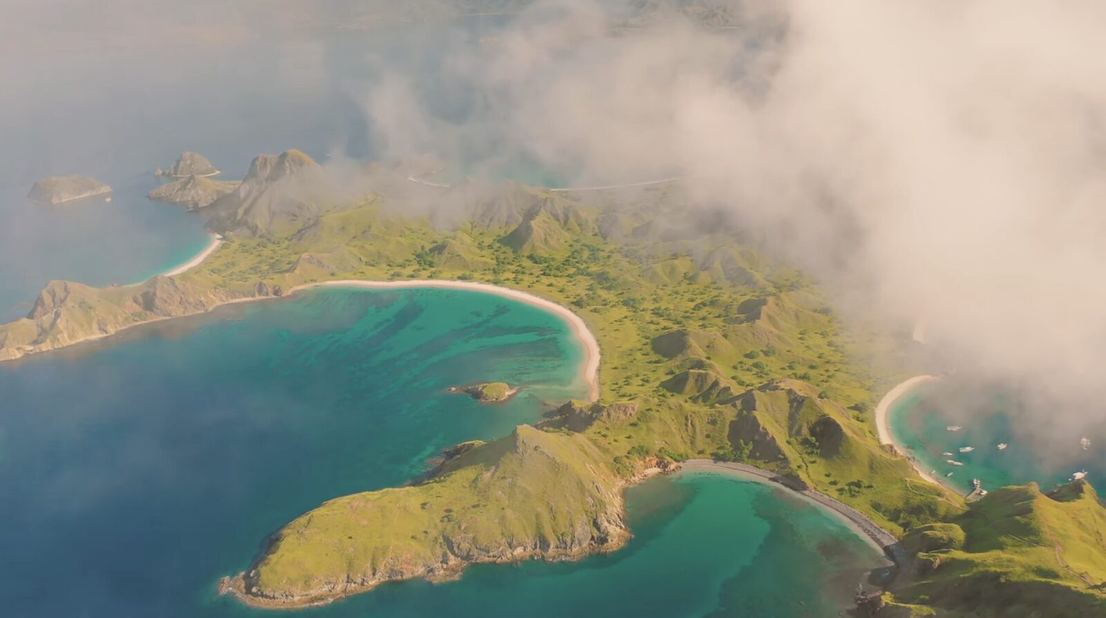 [ad_1] Un bărbat spaniol și trei dintre copiii săi sunt dați dispăruți după ce o ambarcațiune turistică s-a scufundat în apropierea insulei Padar, în Indonezia, aproape de faimoasa destinație turistică Labuan Bajo, conform unui comunicat al agenției de știri de stat din Indonezia