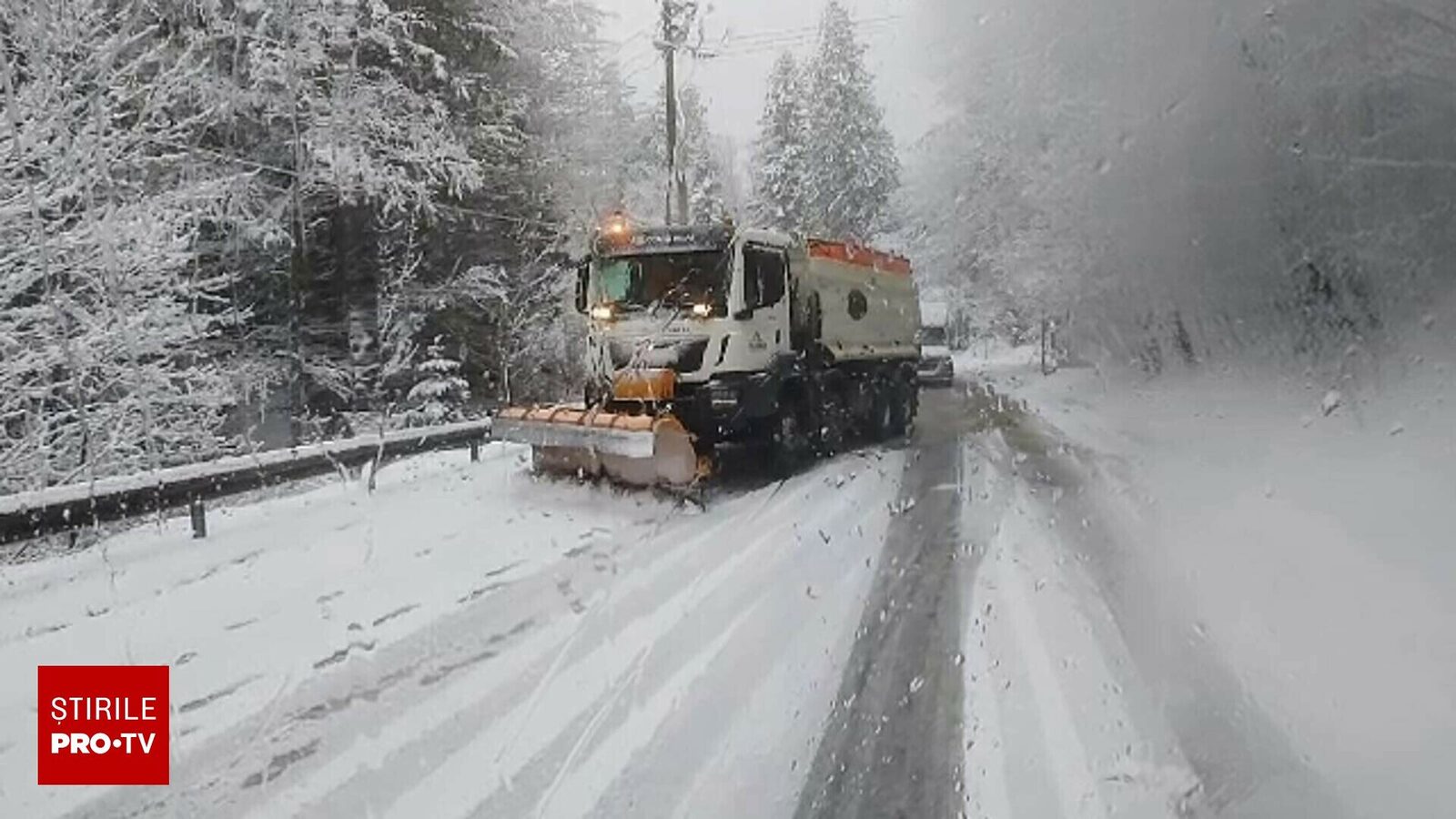 [ad_1] Direcţia Regională de Drumuri şi Poduri Craiova a confirmat că ninsorile viscolite din zonele montane afectează grav acţiunile de deszăpezire