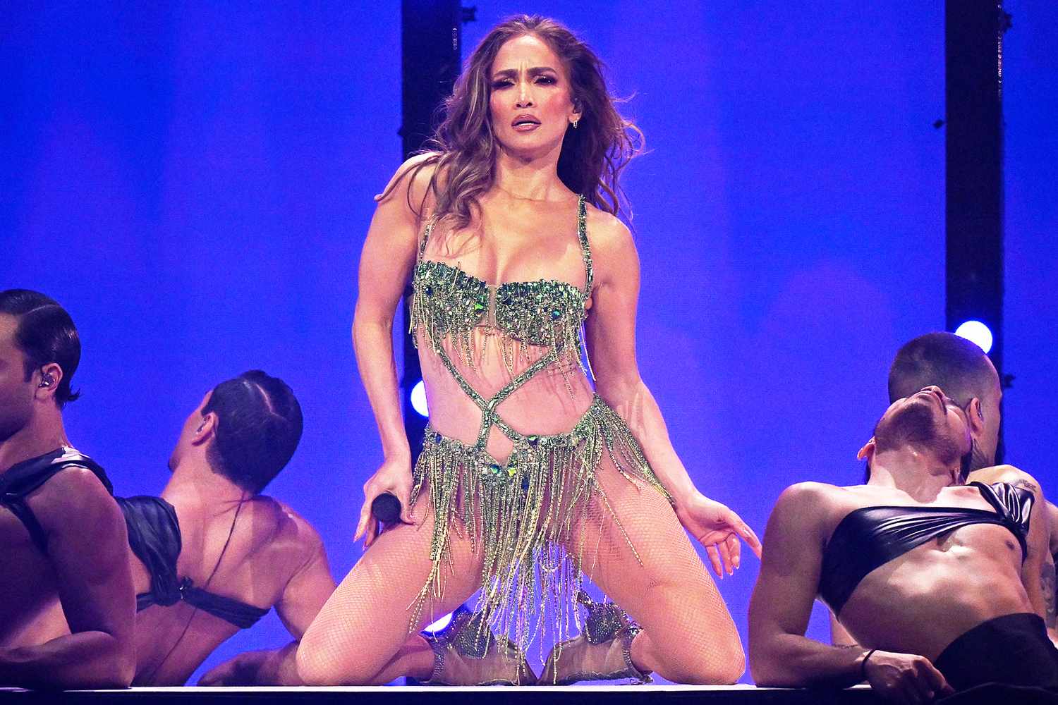 Jennifer Lopez își apără stilul provocator la debutul din Las Vegas Jennifer Lopez a răspuns criticilor legate de stilul său vestimentar în cadrul primului spectacol al noului său residency din Las Vegas, intitulat „Up All Night Live”