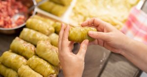 Rețete delicioase de sarmale pentru Crăciun: sugestii de carne și condimente de la bucătari veterani