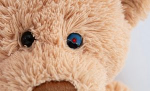 Jucării „vorbitoare” ce oferă sfaturi despre chibrituri, cuțite și teme interzise