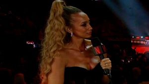 Kate Scott atrage atenția cu o ținută impresionantă la evenimentul Jake Paul-Anthony Joshua, fanii adorând corsetul transparent.