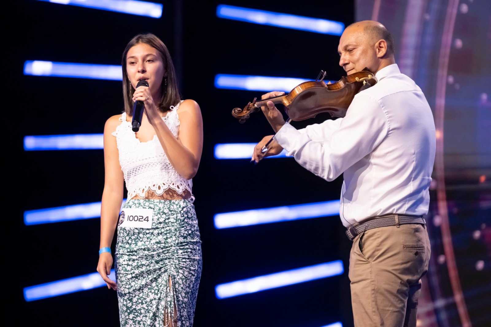 Lacrimi, vioară și melodie – Duo-ul mamă-fiică din Șiclov la finala Csillag Szuletik (INTERVIU)