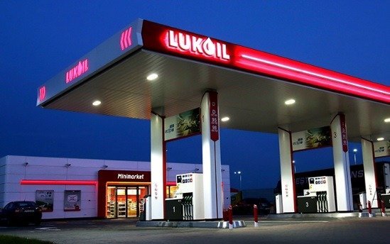 Fostul proprietar al Pornhub examinează posibilitatea de a achiziționa active internaționale sancționate ale companiei ruse Lukoil
