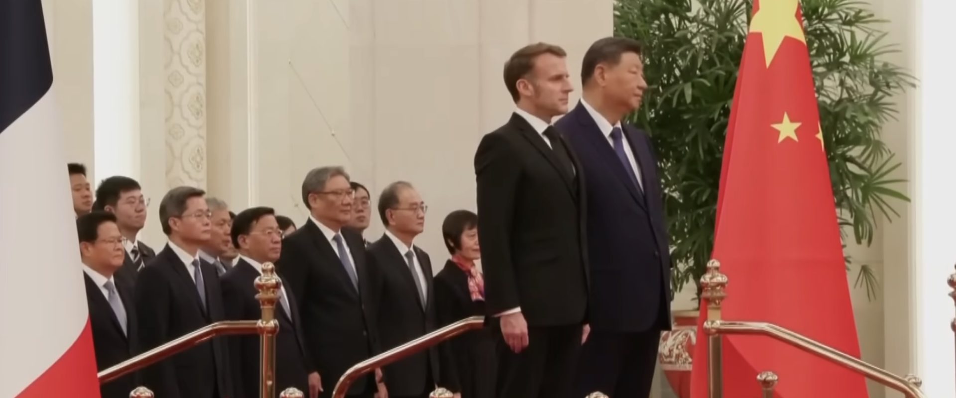 Președintele francez Emmanuel Macron, aflat în vizită în China, a avertizat că Uniunea Europeană va adopta sancțiuni asemănătoare celor ale fostului președinte american Donald Trump dacă Beijingul nu va colabora pentru diminuarea surplusului comercial.
