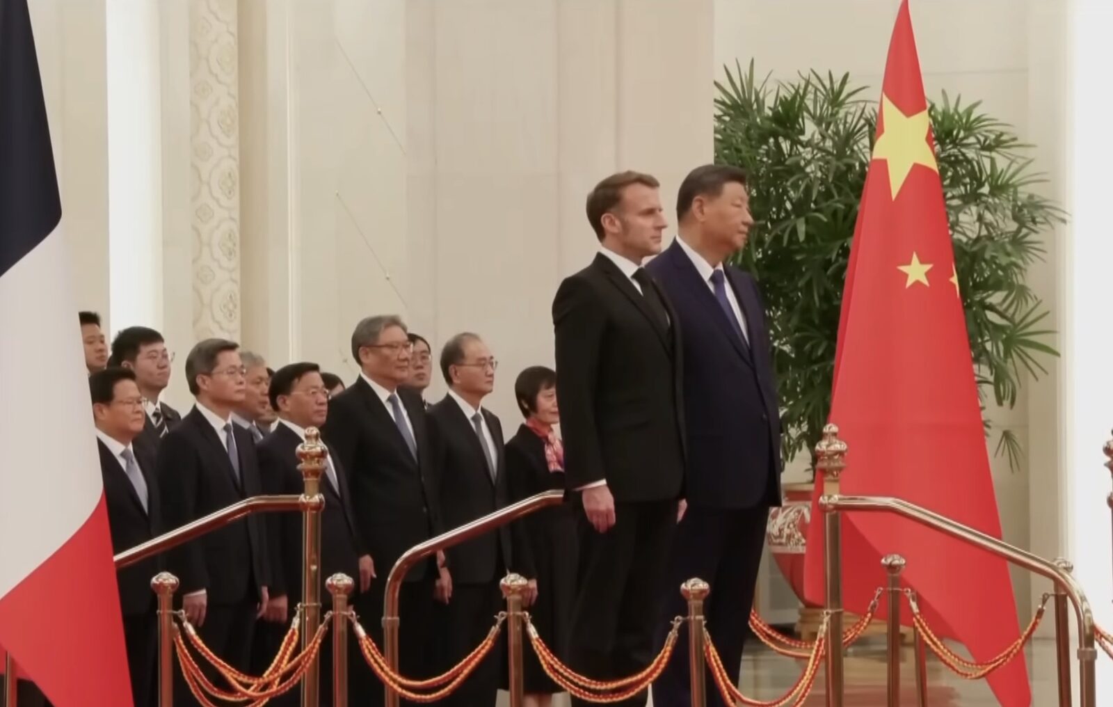 Președintele francez Emmanuel Macron, aflat în vizită în China, a avertizat că Uniunea Europeană va adopta sancțiuni asemănătoare celor ale fostului președinte american Donald Trump dacă Beijingul nu va colabora pentru diminuarea surplusului comercial.