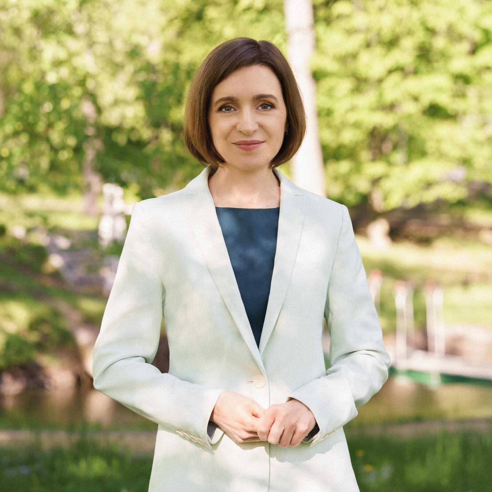 [ad_1] Adâncirea legăturilor Republicii Moldova cu Uniunea Europeană este un scop primordial al politicii moldoveneşti interne şi externe, după cum a menţionat preşedinta Maia Sandu, la reuniunea anuală a ambasadorilor, unde a precizat principalele obiective ale politicii externe a Republicii Moldova pentru 2026, conform Agerpres.Președinta Sandu a subliniat în discursul său că ameninţările hibride, cât de intense or fi, constituie un factor de complicaţie în contextul regional şi internaţional, acest mesaj fiind transmis de Direcţia de informare şi comunicare cu mass-media a Preşedinției Republicii Moldova.Maia Sandu a considerat necesară amplificarea dialogului politic, comunicării strategice şi promovării active a interesele și a imaginii Republicii Moldova în statele membre ale Uniunii Europene.A fost pus un accent special pe relaţiile cu țările vecine ale Republicii Moldova
