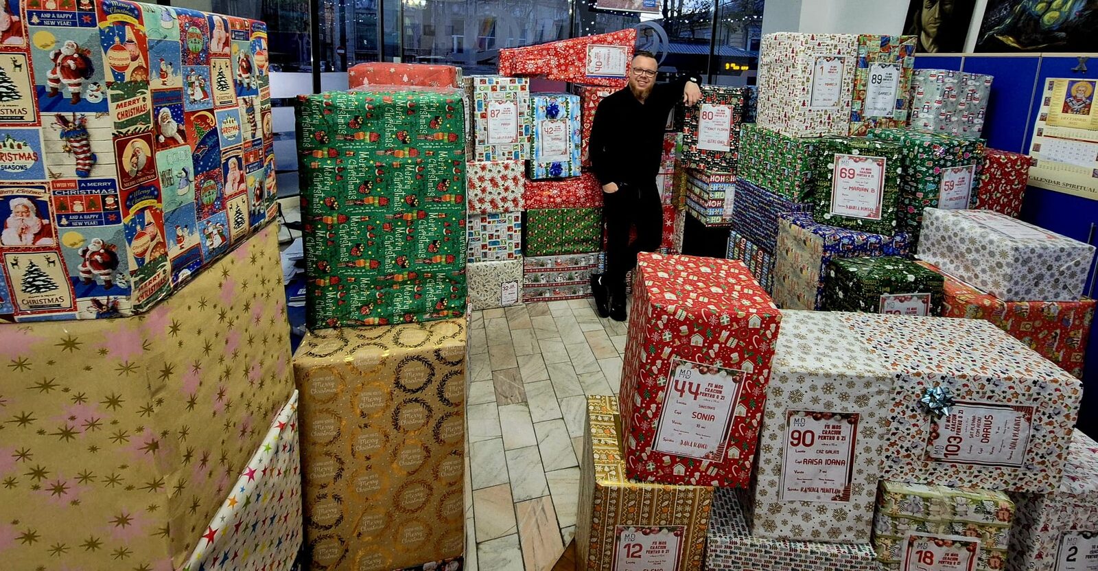 Galerie foto: Moș Crăciun pentru o zi – inspectorul de daune care oferă cadouri copiilor nevoiași, donate de oameni cu suflet bun