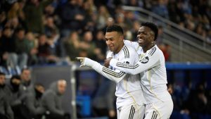 Vini îi oferă un pase lui Xabi.