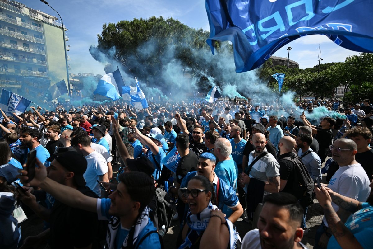 [ad_1] Juventus, atacată de fani rivali: Autobuzul echipei, ținta unor pietre pe drumul spre Napoli Juventus a luat măsuri neobișnuite pentru a evita incidentele înainte de deplasarea la Napoli, însă a fost atacată de fani, autobuzul echipei având geamurile sparte din cauza pietrelor aruncate